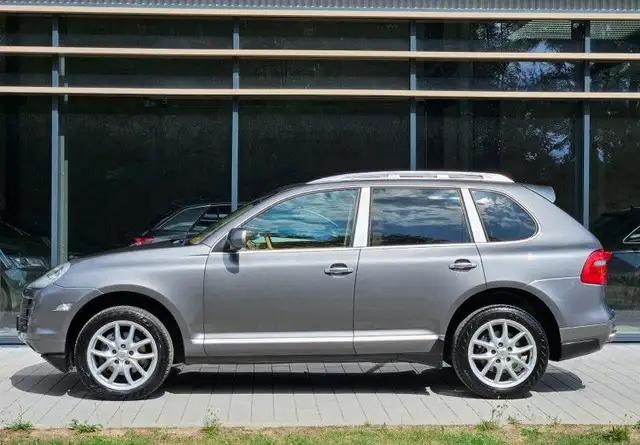 Porsche Cayenne view 4
