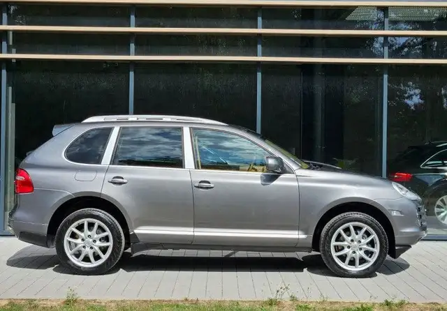 Porsche Cayenne view 3
