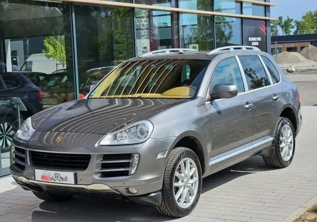 Porsche Cayenne view 6