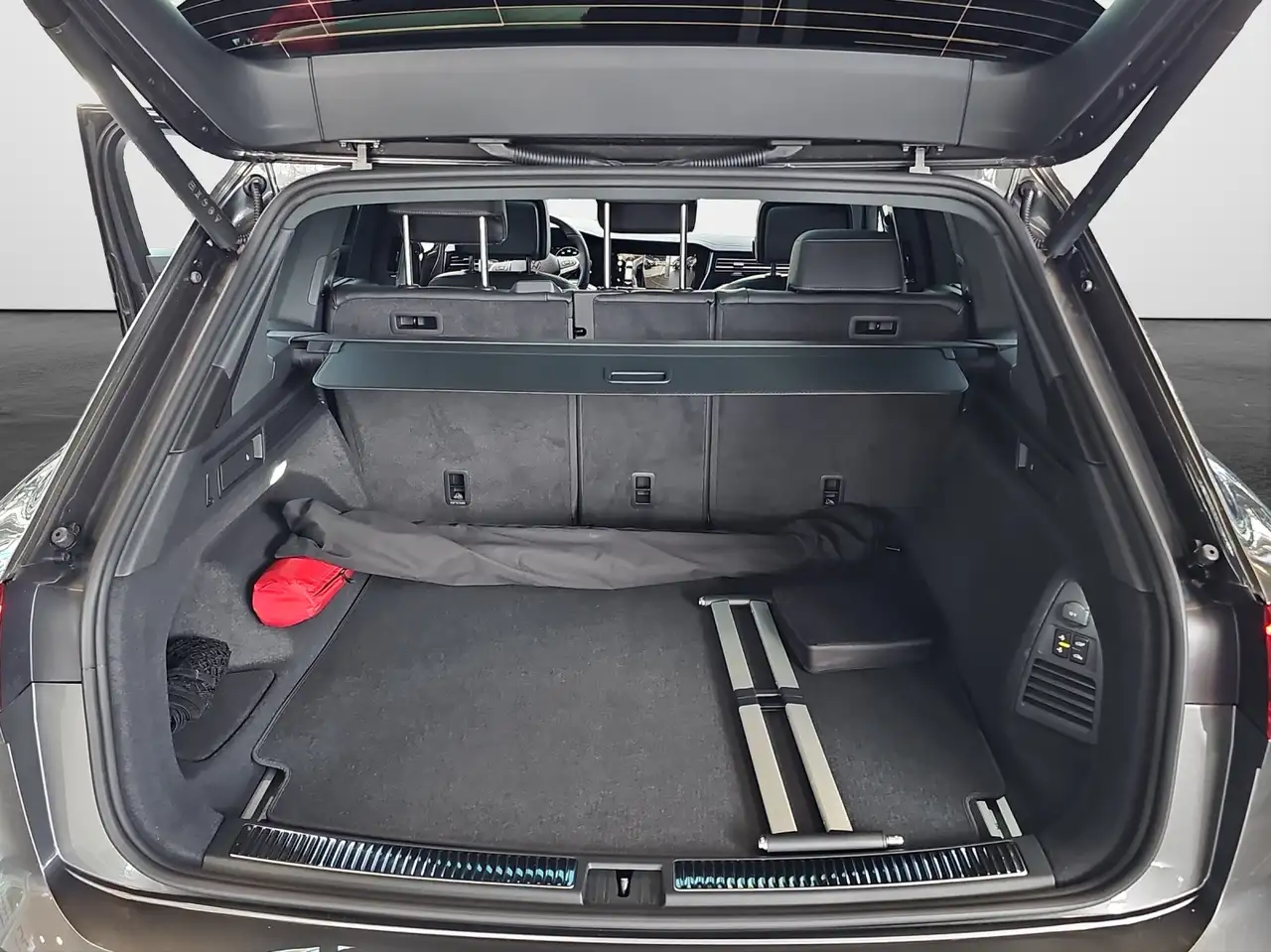 Volkswagen Touareg 3.0 TDI 4M R-Line Black Style Final Edition 13