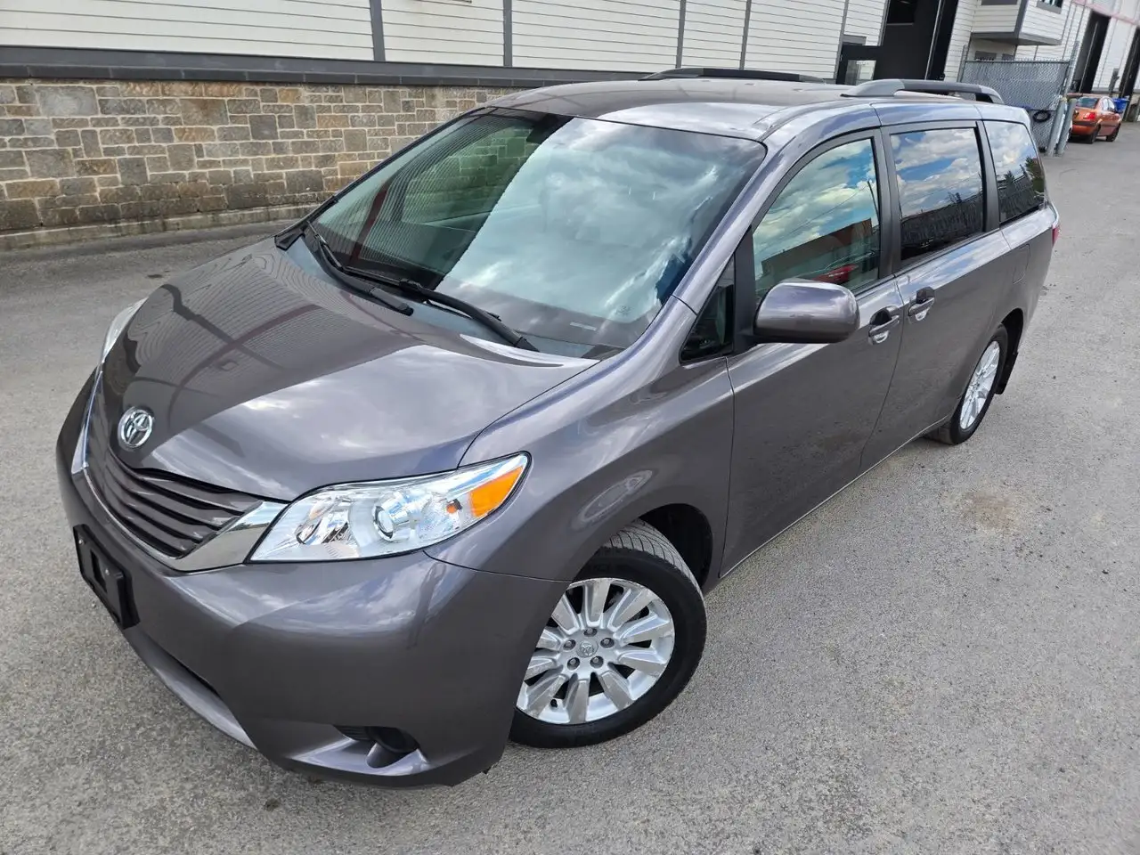 Toyota Sienna снимка Toyota Sienna