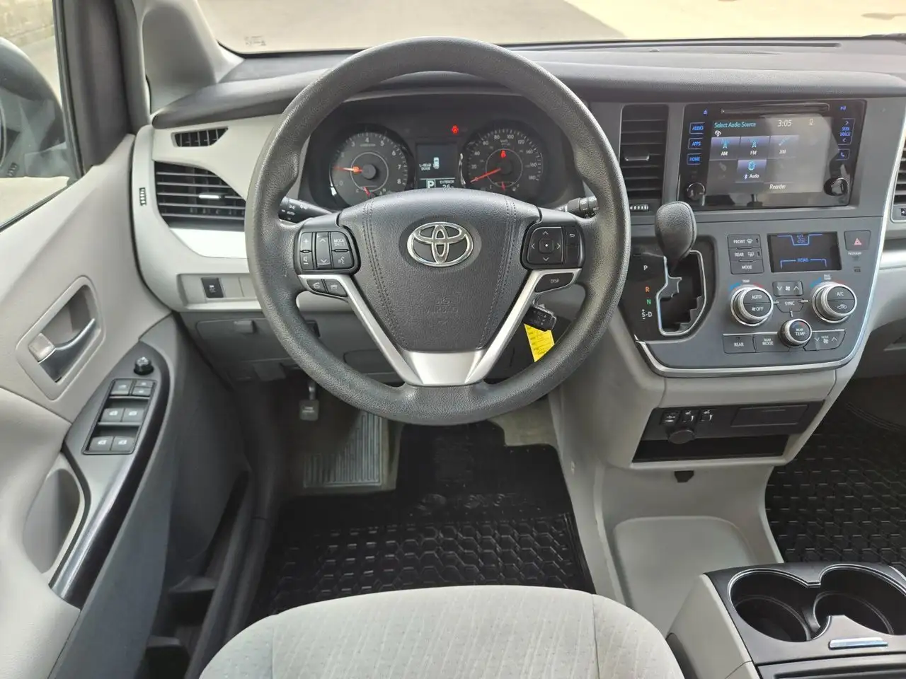 Toyota Sienna снимка Toyota Sienna