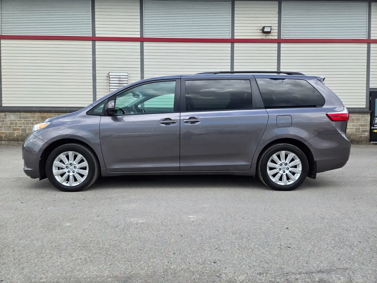 Toyota Sienna снимка Toyota Sienna
