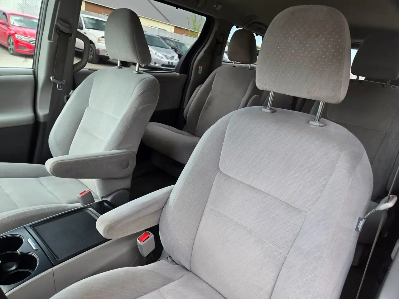 Toyota Sienna снимка Toyota Sienna