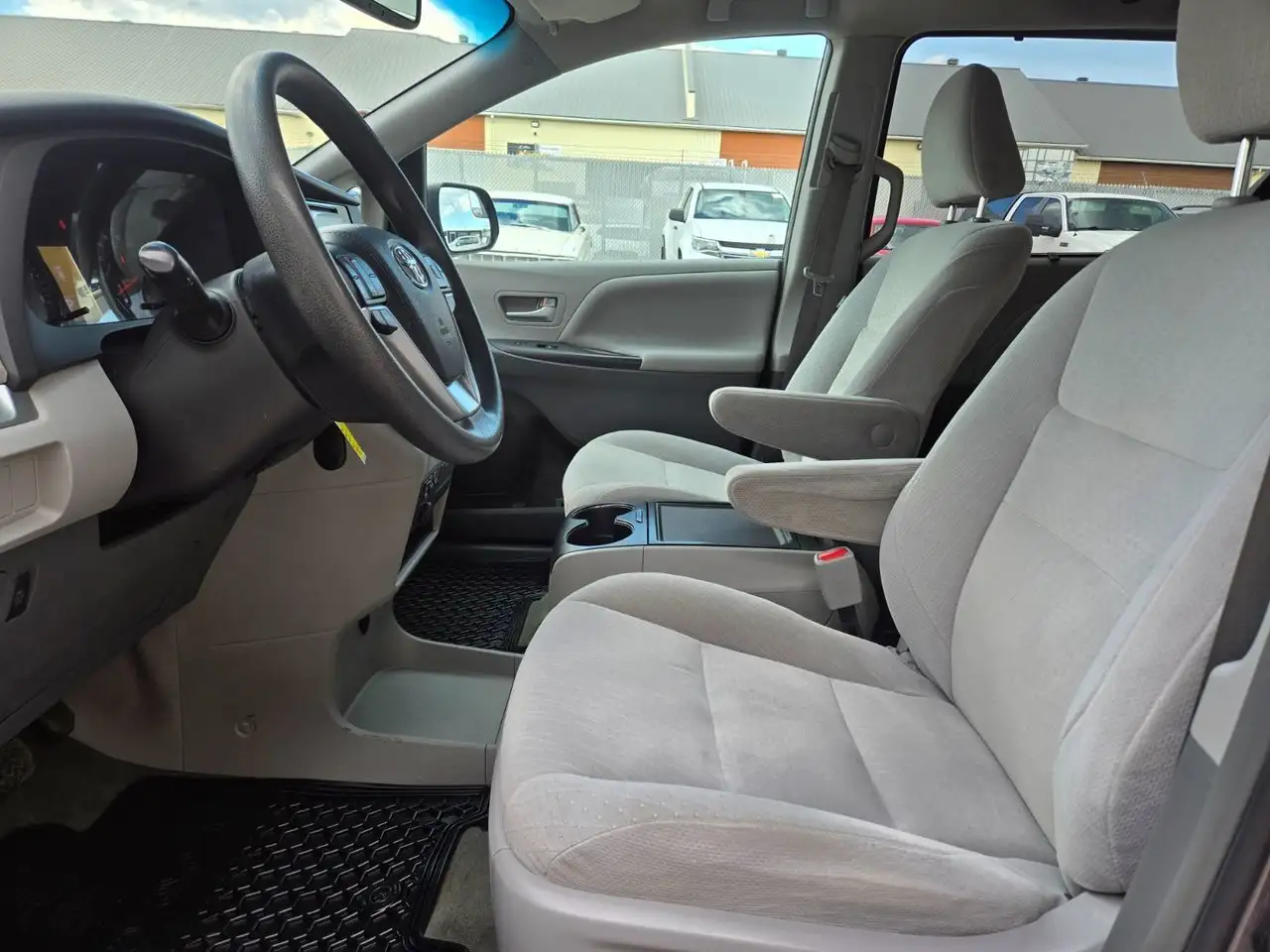 Toyota Sienna снимка Toyota Sienna