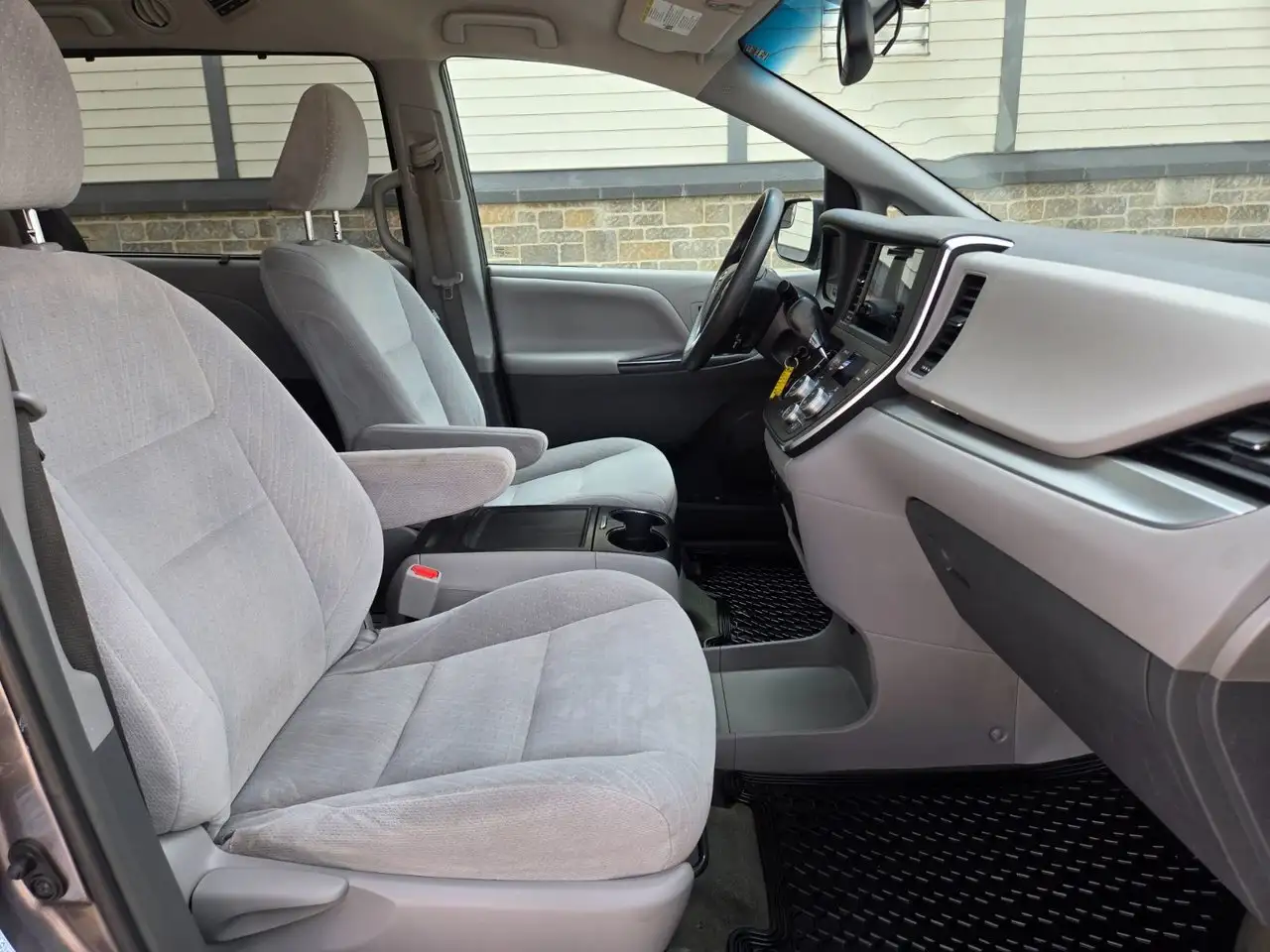 Toyota Sienna снимка Toyota Sienna