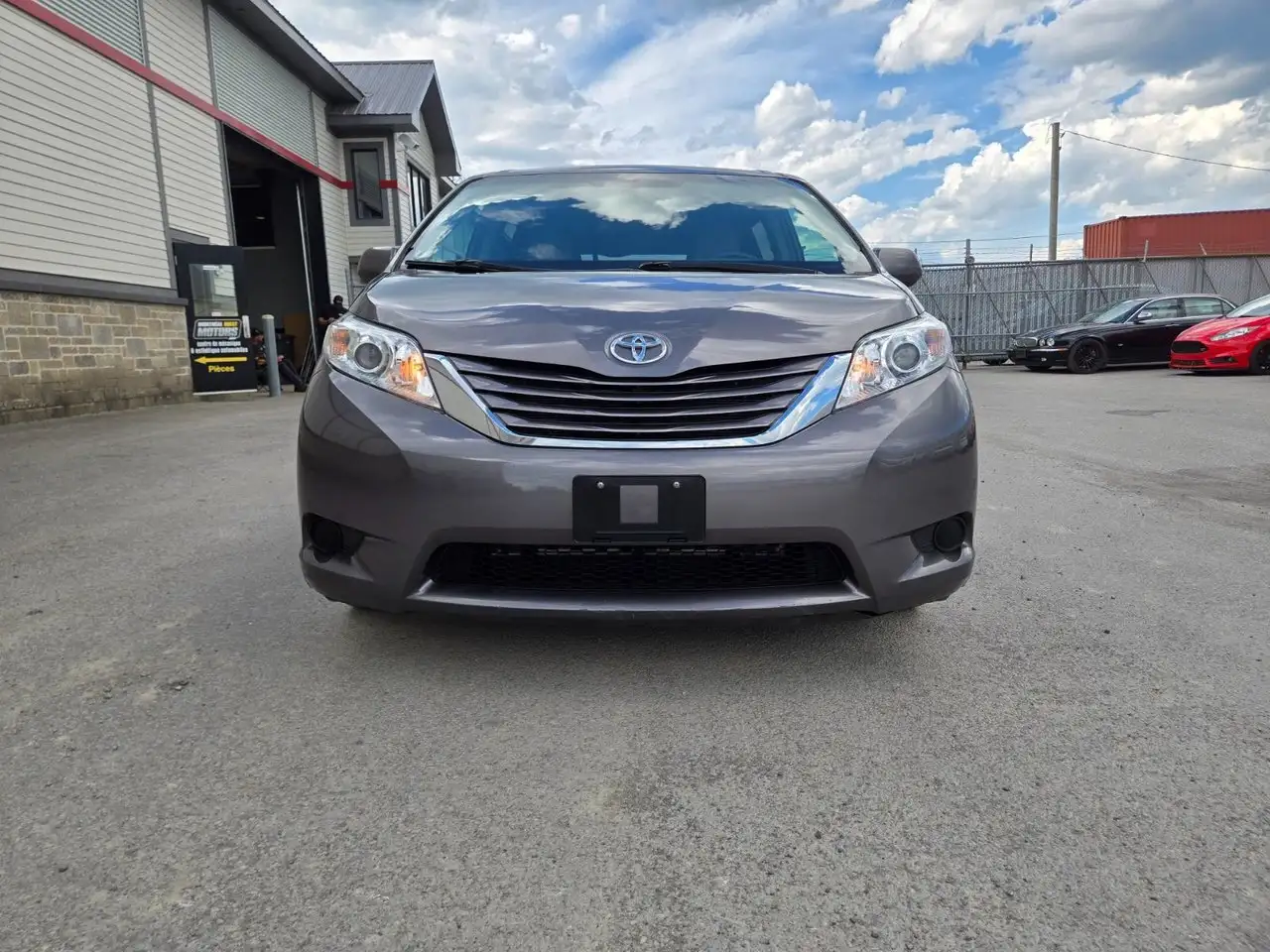 Toyota Sienna снимка Toyota Sienna