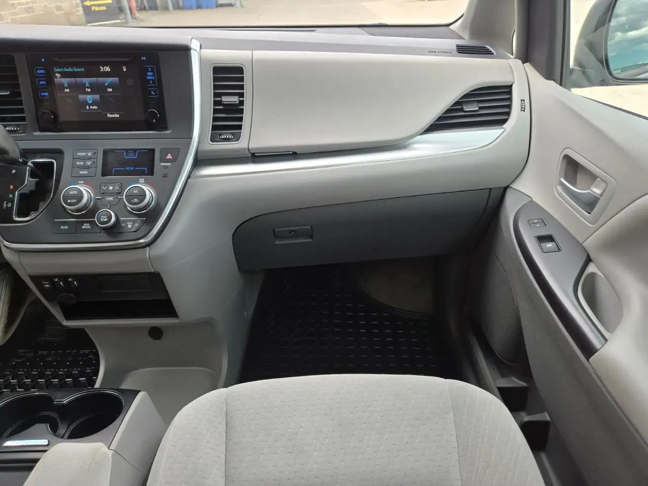 Toyota Sienna снимка Toyota Sienna