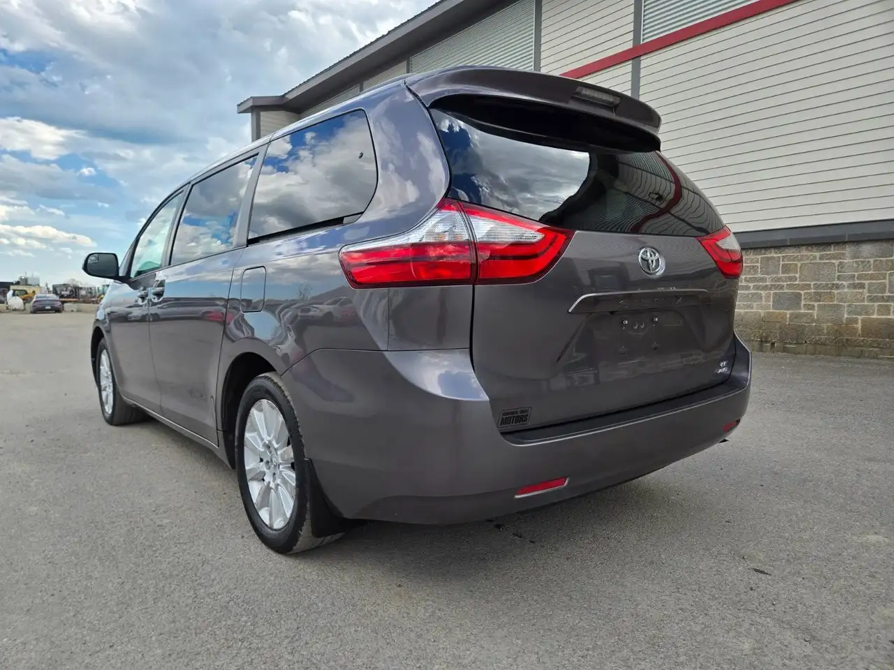 Toyota Sienna снимка Toyota Sienna