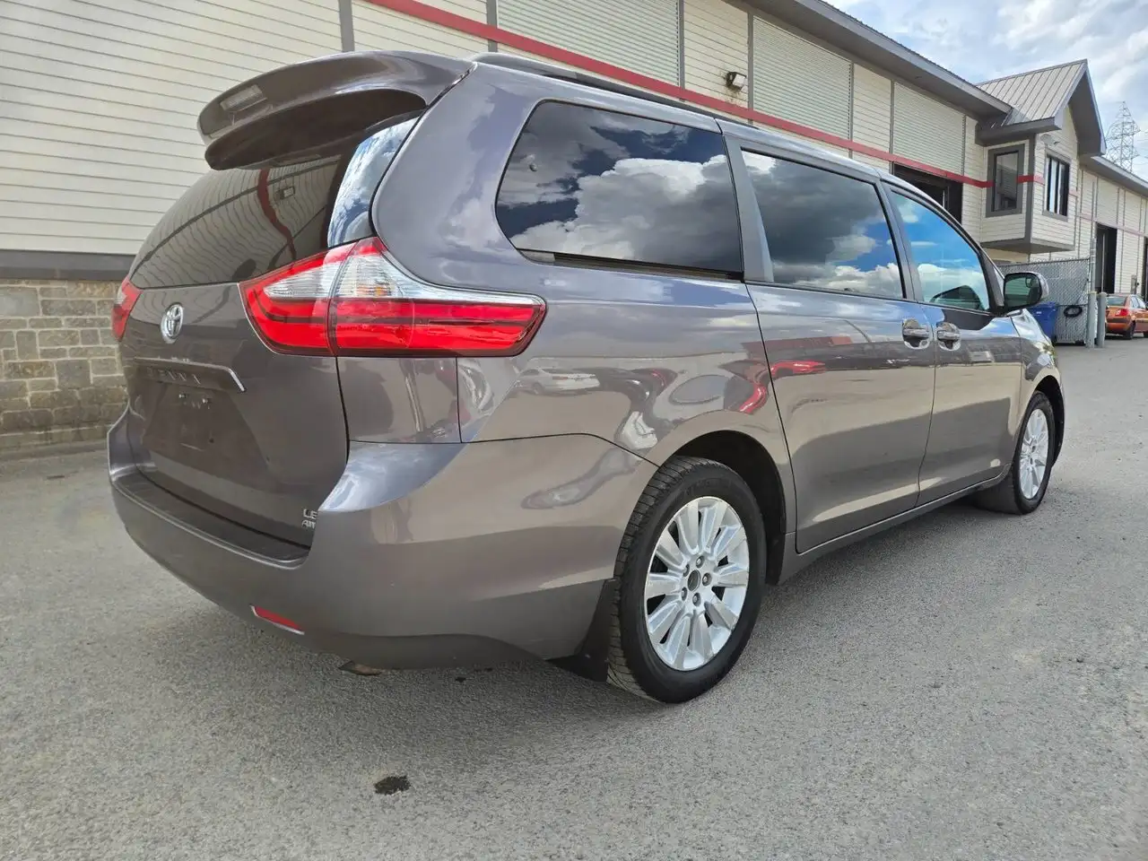Toyota Sienna снимка Toyota Sienna