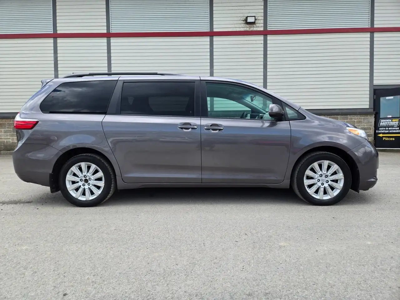 Toyota Sienna снимка Toyota Sienna