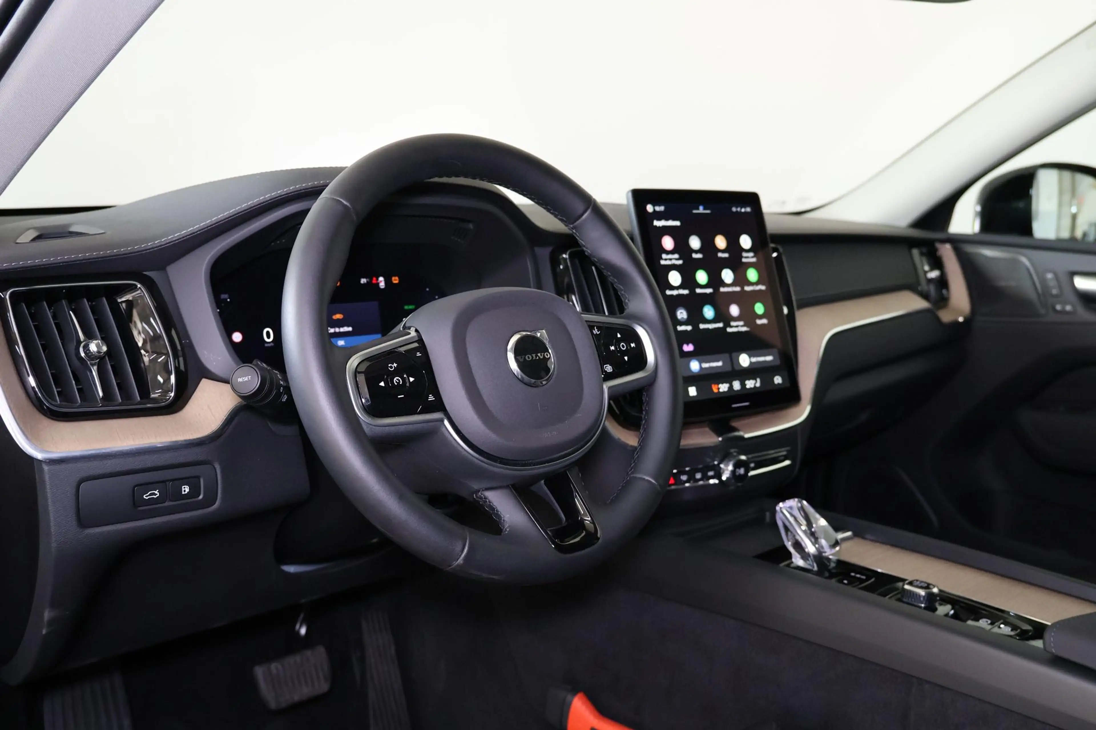 Volvo XC60 T6 Recharge AWD Ultra Dark - Luchtvering - Panoram — photo 15