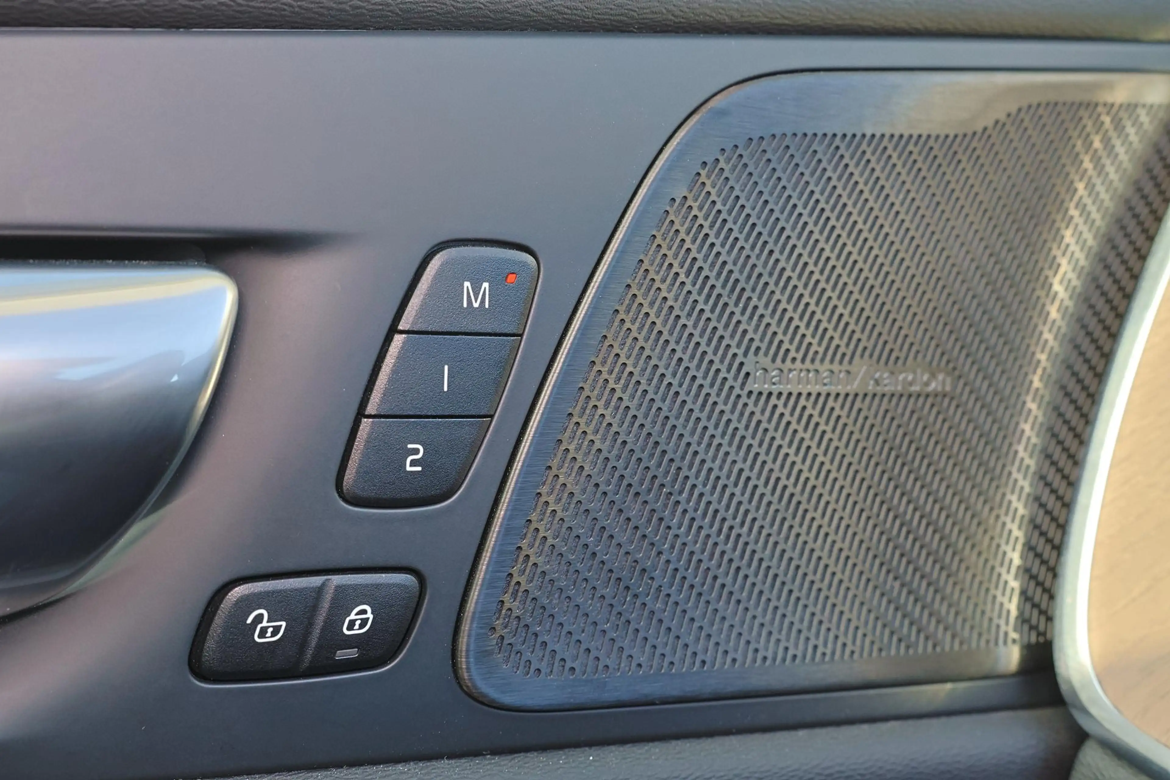 Volvo XC60 T6 Recharge AWD Ultra Dark - Luchtvering - Panoram — photo 12
