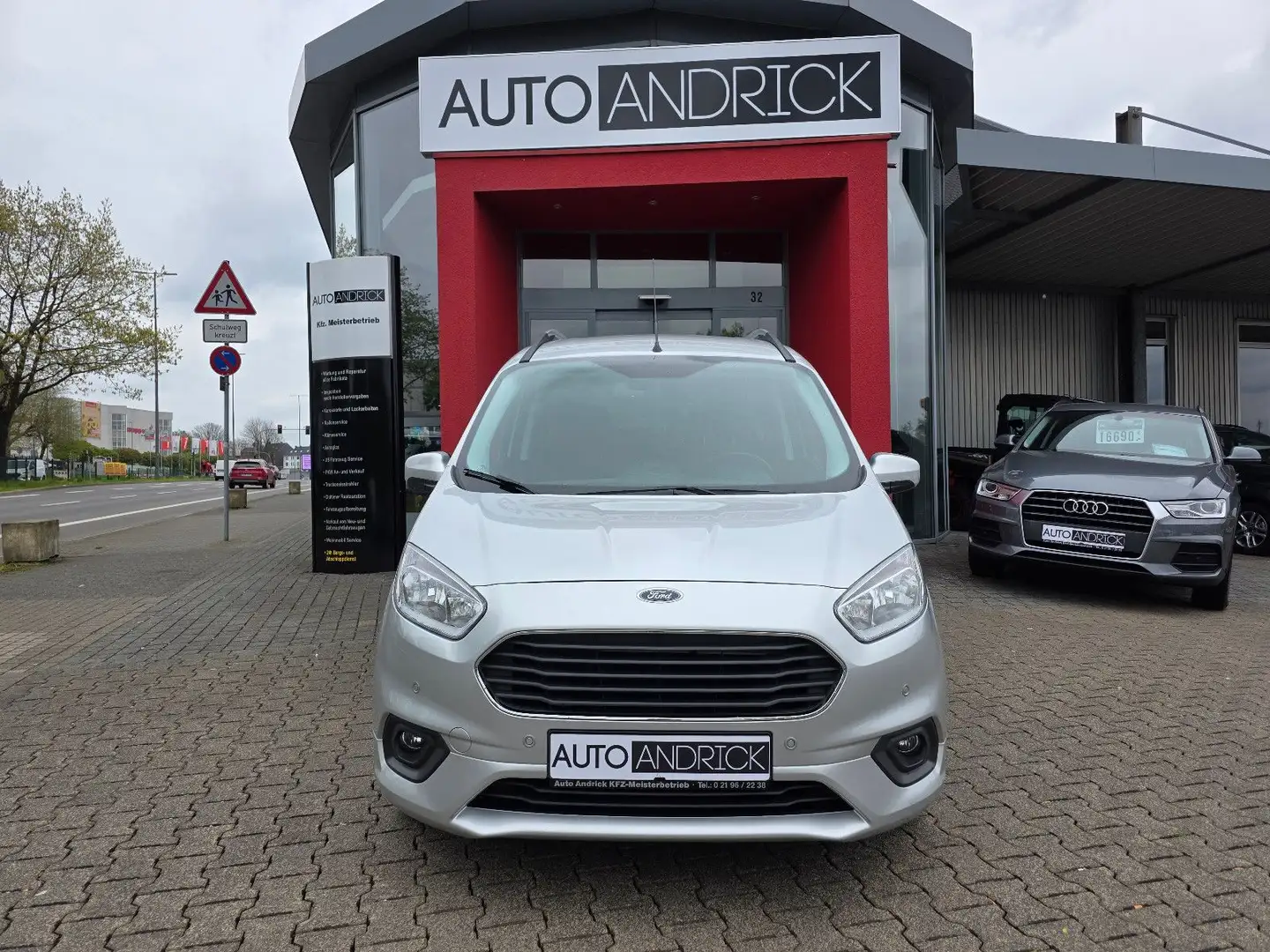 Ford Tourneo Courier Titanium NAVI PDC ALU 1-HAND Plateado - 2