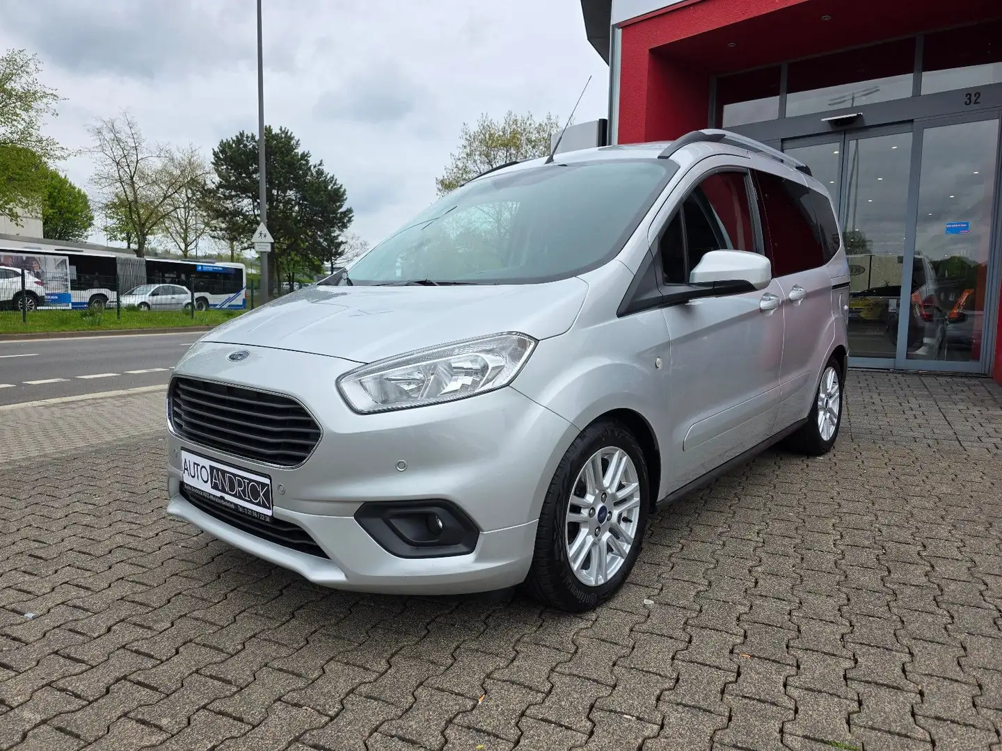 Ford Tourneo Courier Titanium NAVI PDC ALU 1-HAND Plateado - 1