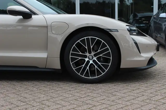 Porsche Taycan view 15