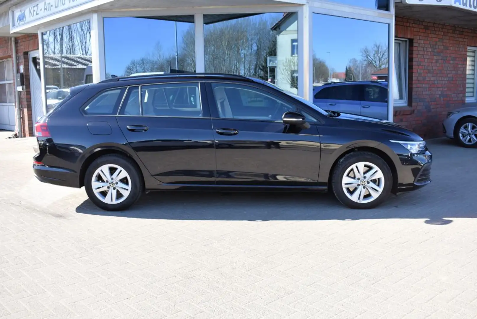Volkswagen Golf Variant 2.0 TDI SCR Life LED-Scheinwerfer Navi Alu Klimatr Schwarz - 2