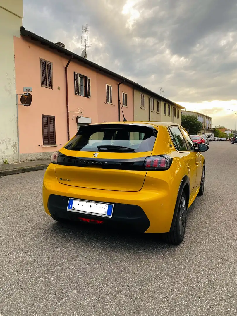 Peugeot e-208 Active Pack 100kW Sárga - 2