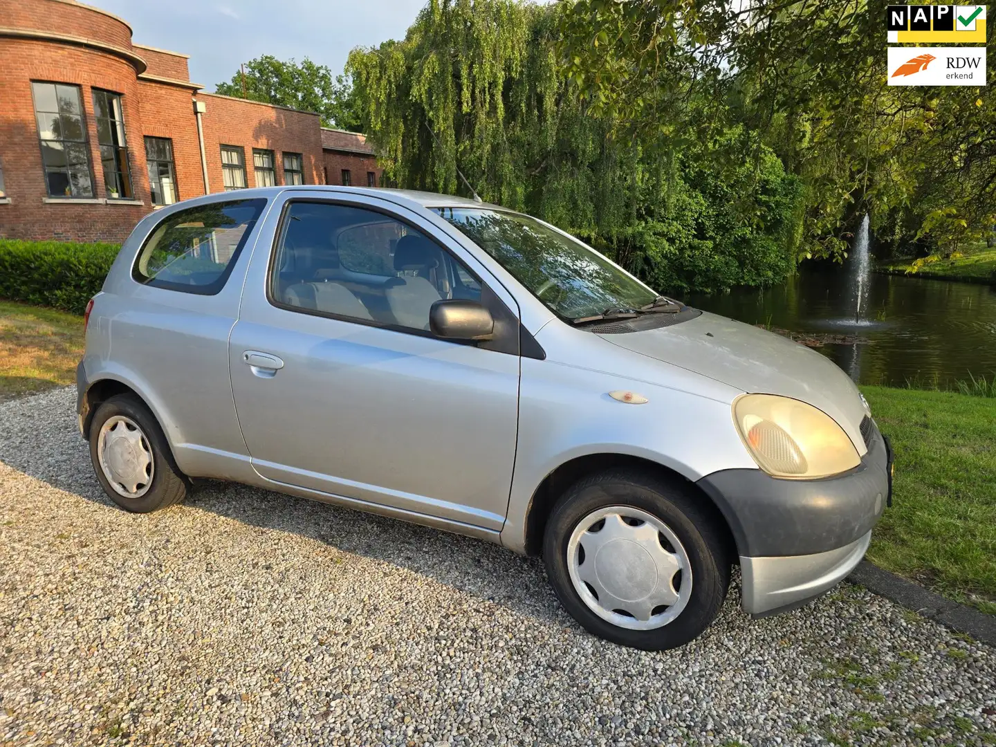 Toyota Yaris 1.0-16V VVT-i Terra *apk:10-2025* Gris - 1