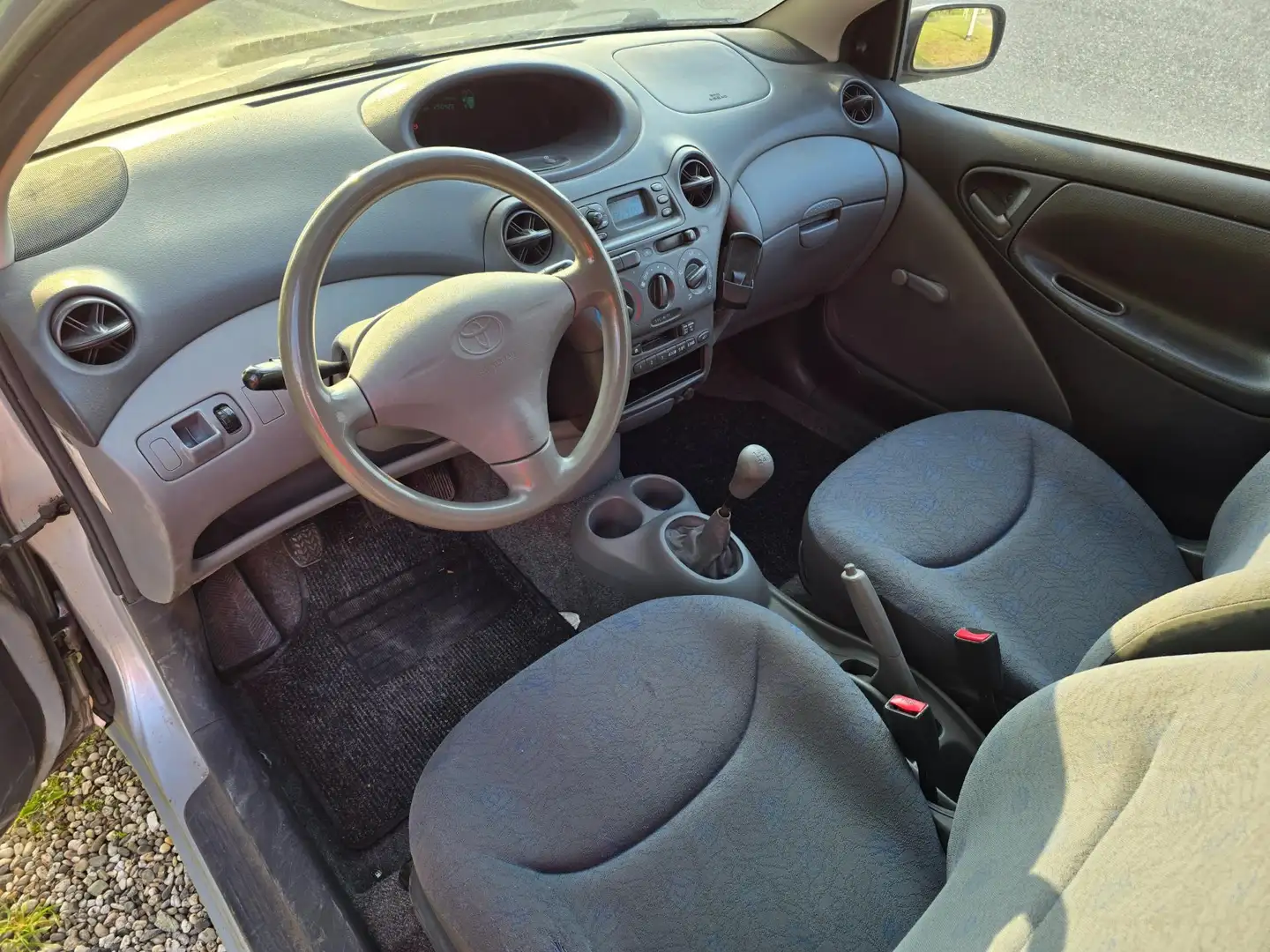 Toyota Yaris 1.0-16V VVT-i Terra *apk:10-2025* Gris - 2