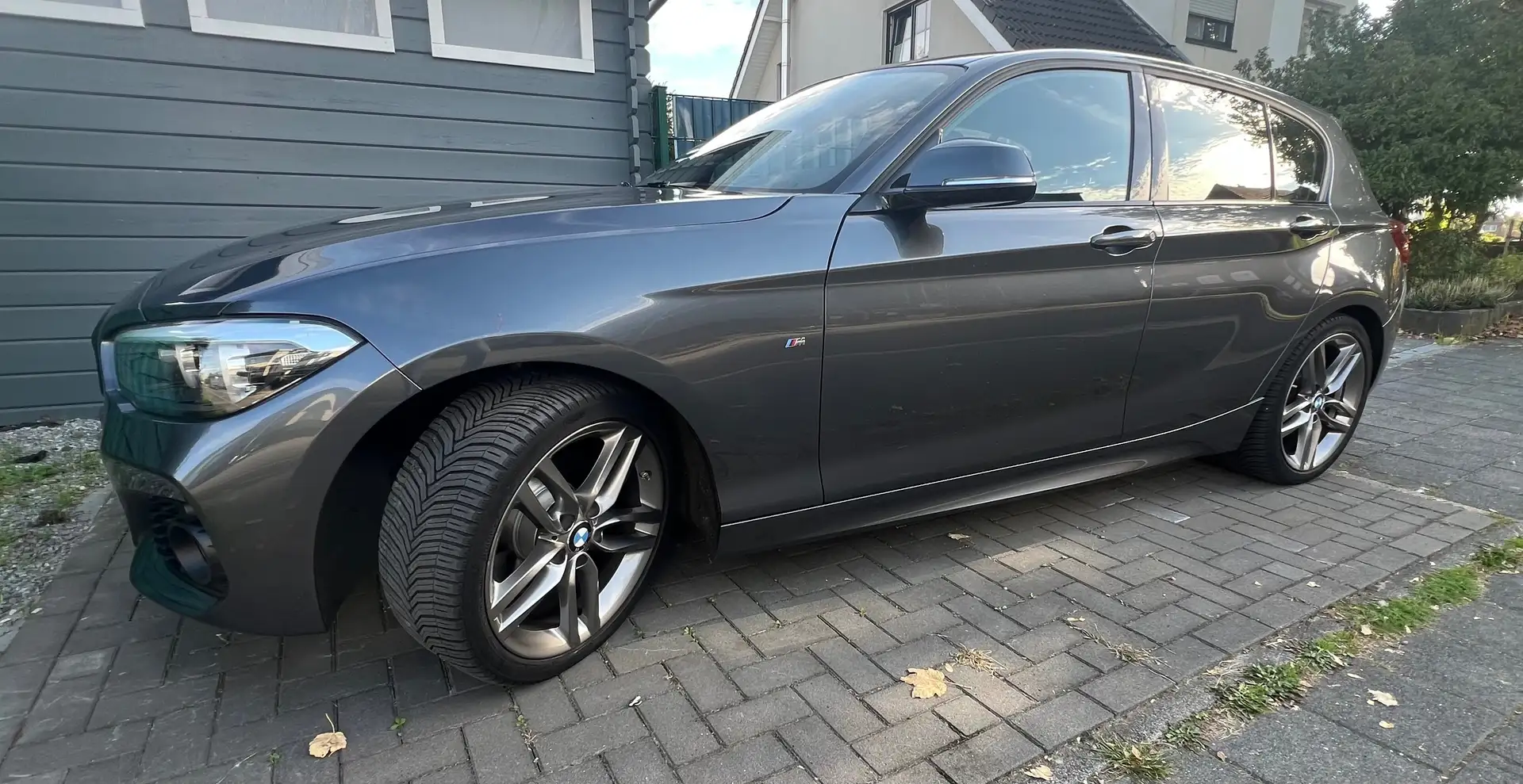 BMW 125 125i Aut. Edition M Sport Shadow, AHK, Garagenfahr Grau - 2