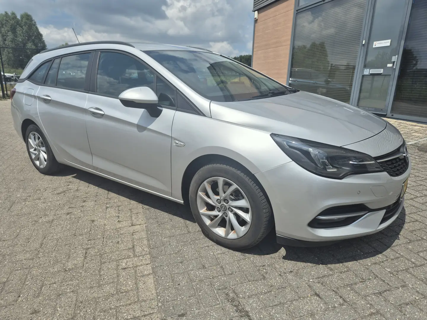 Opel Astra Sports Tourer 1.2 Business Executive 110.000km INC Zilver - 2