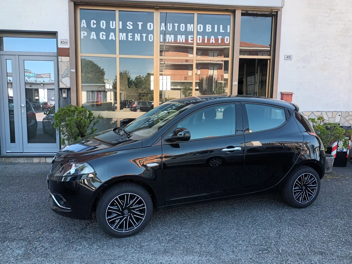 Lancia Ypsilon 1.0 firefly hybrid Silver**2000 KM** Noir - 1