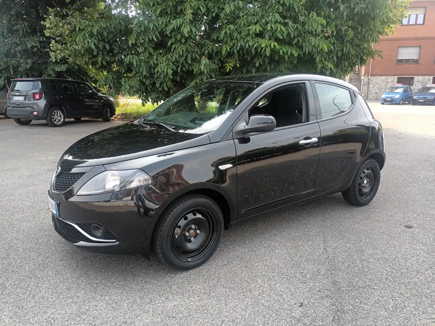 Lancia Ypsilon 1.0 firefly hybrid Silver**2000 KM** Noir - 1