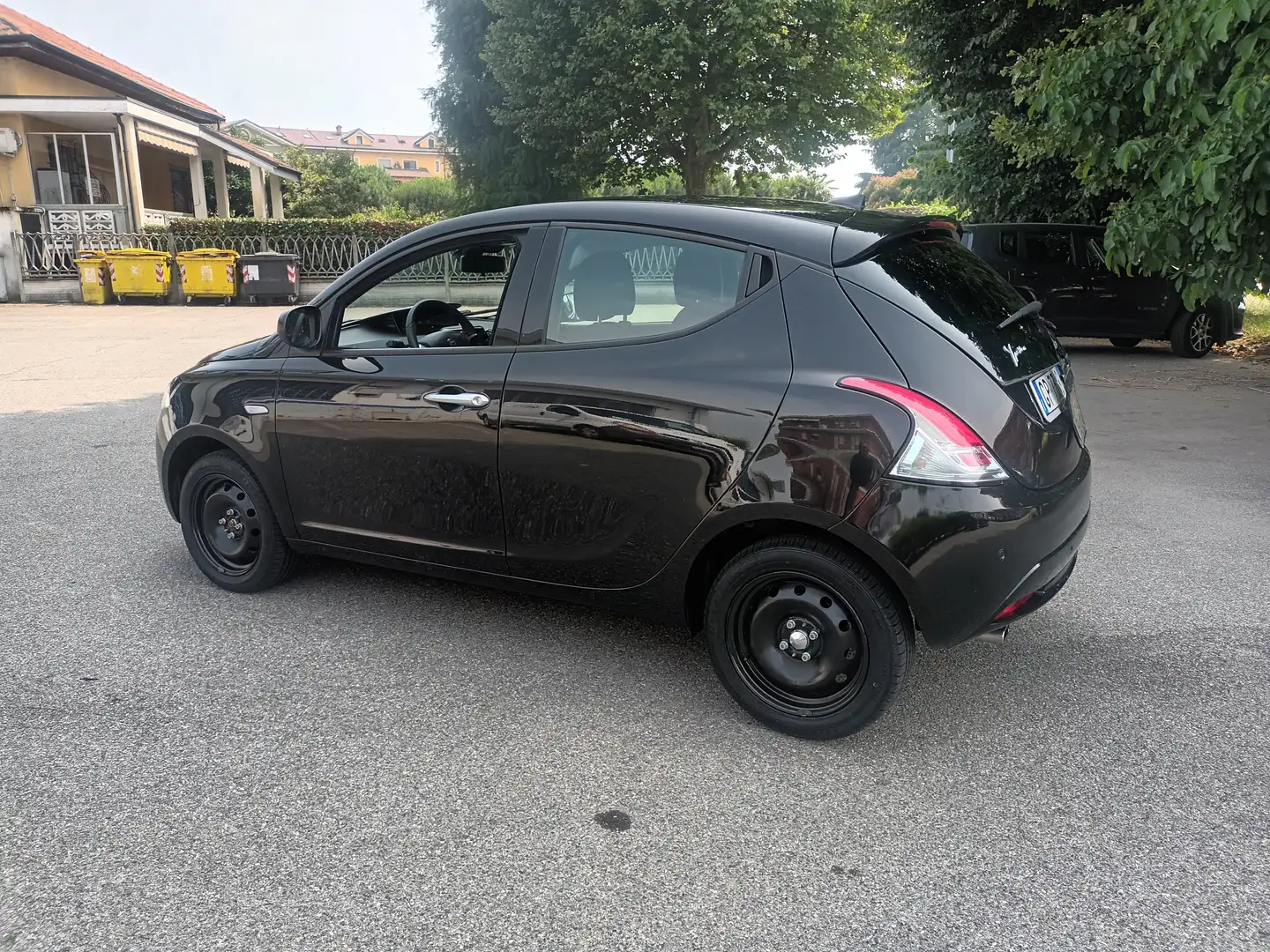 Lancia Ypsilon 1.0 firefly hybrid Silver**2000 KM** Noir - 2