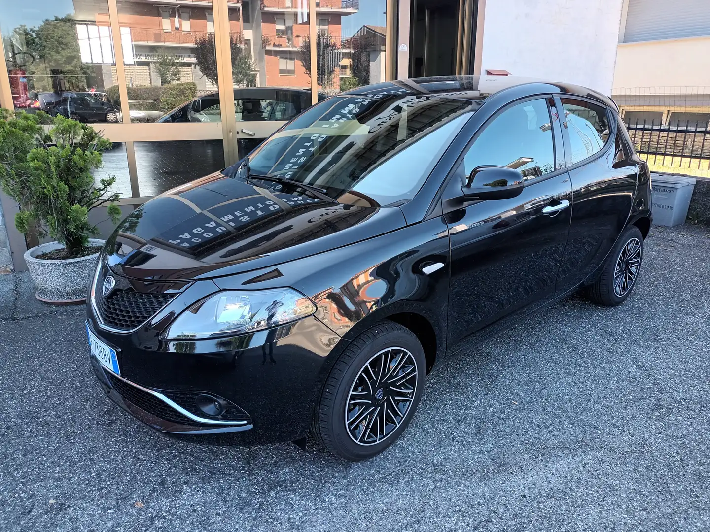 Lancia Ypsilon 1.0 firefly hybrid Silver**2000 KM** Noir - 2