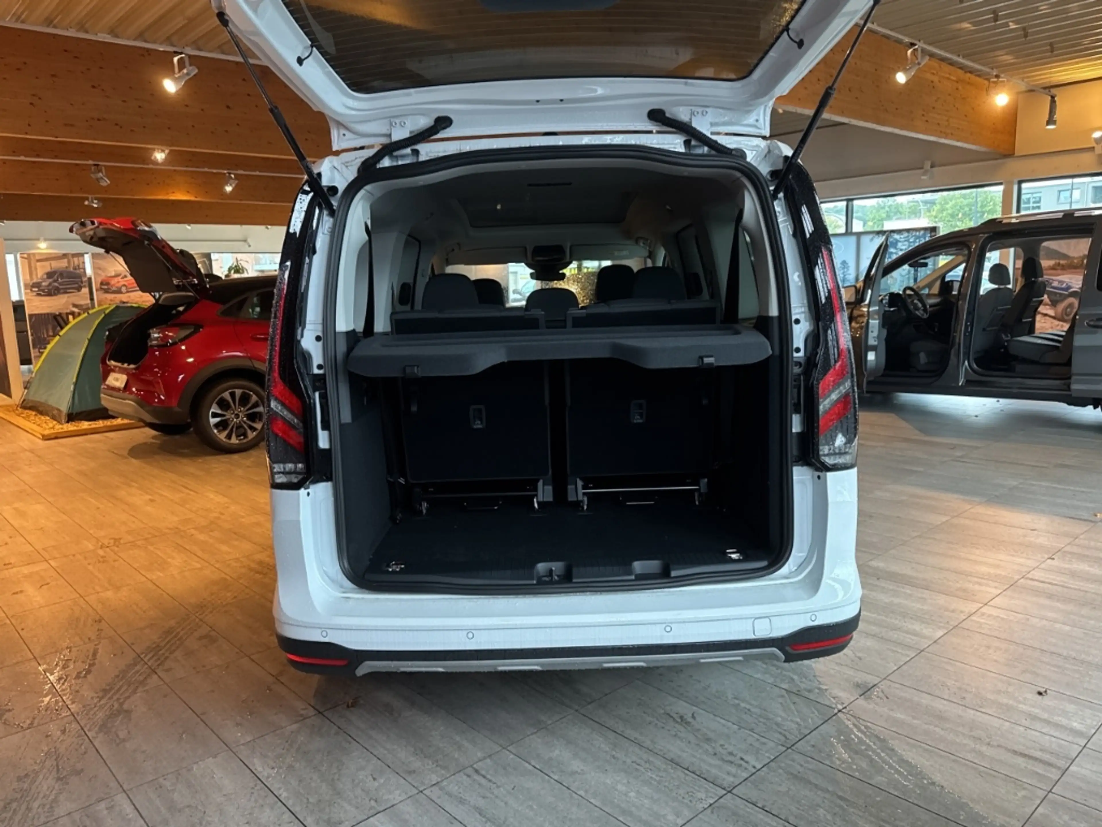 Ford Grand Tourneo ACTIVE NAVI / P-DACH / LED / ACC / PDC / KAMERA — photo 6