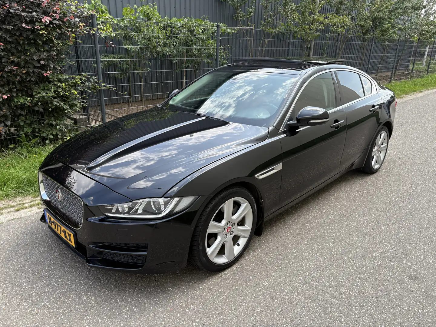 Jaguar XE 2.0 Portfolio / AUTOMAAT / LEER / NAVI / PANORAMAD Schwarz - 2