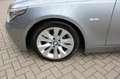 BMW 545 5-serie 545i V8 Yountimer plaatje van een auto Grijs - thumbnail 9