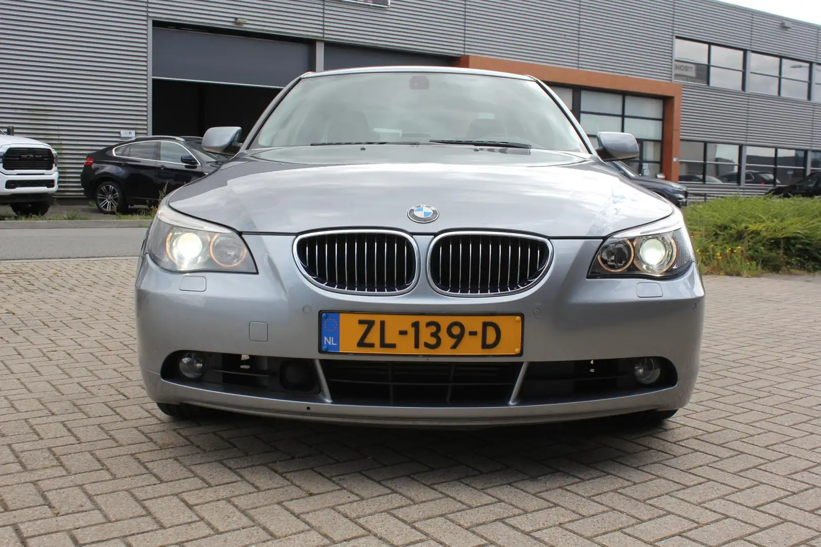 BMW 545 5-serie 545i V8 Yountimer plaatje van een auto Gris - 2