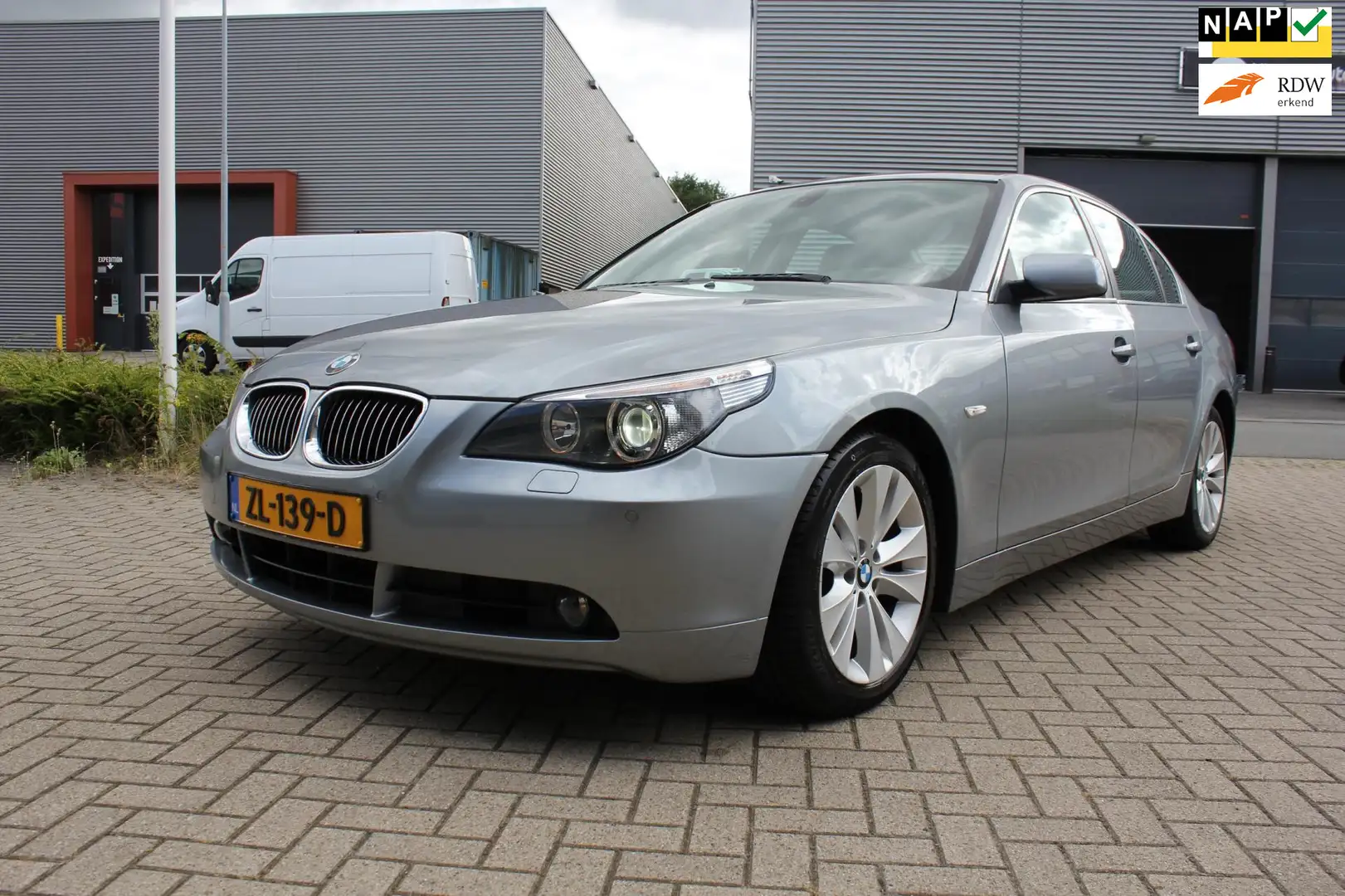 BMW 545 5-serie 545i V8 Yountimer plaatje van een auto Gris - 1