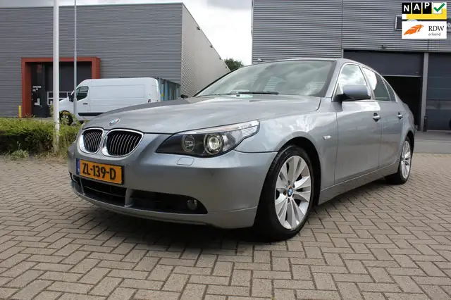 BMW 545 5-serie 545i V8 Yountimer plaatje van een auto
