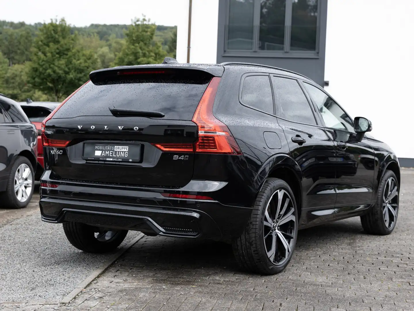 Volvo XC60 B4 D AWD Plus Dark aus 1.Hand LED PANO Nero - 2