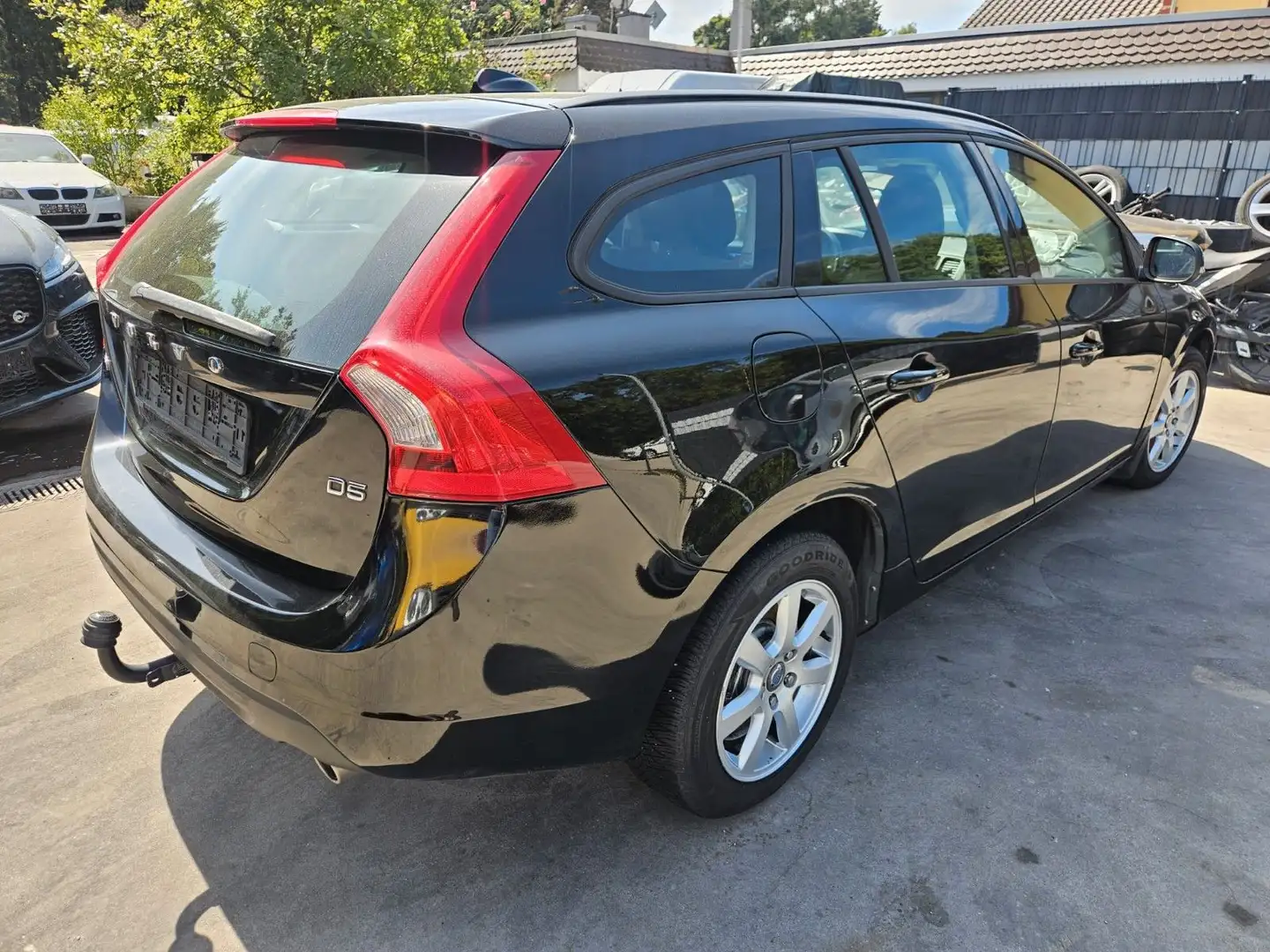 Volvo V60 Kombi Kinetic Schwarz - 2