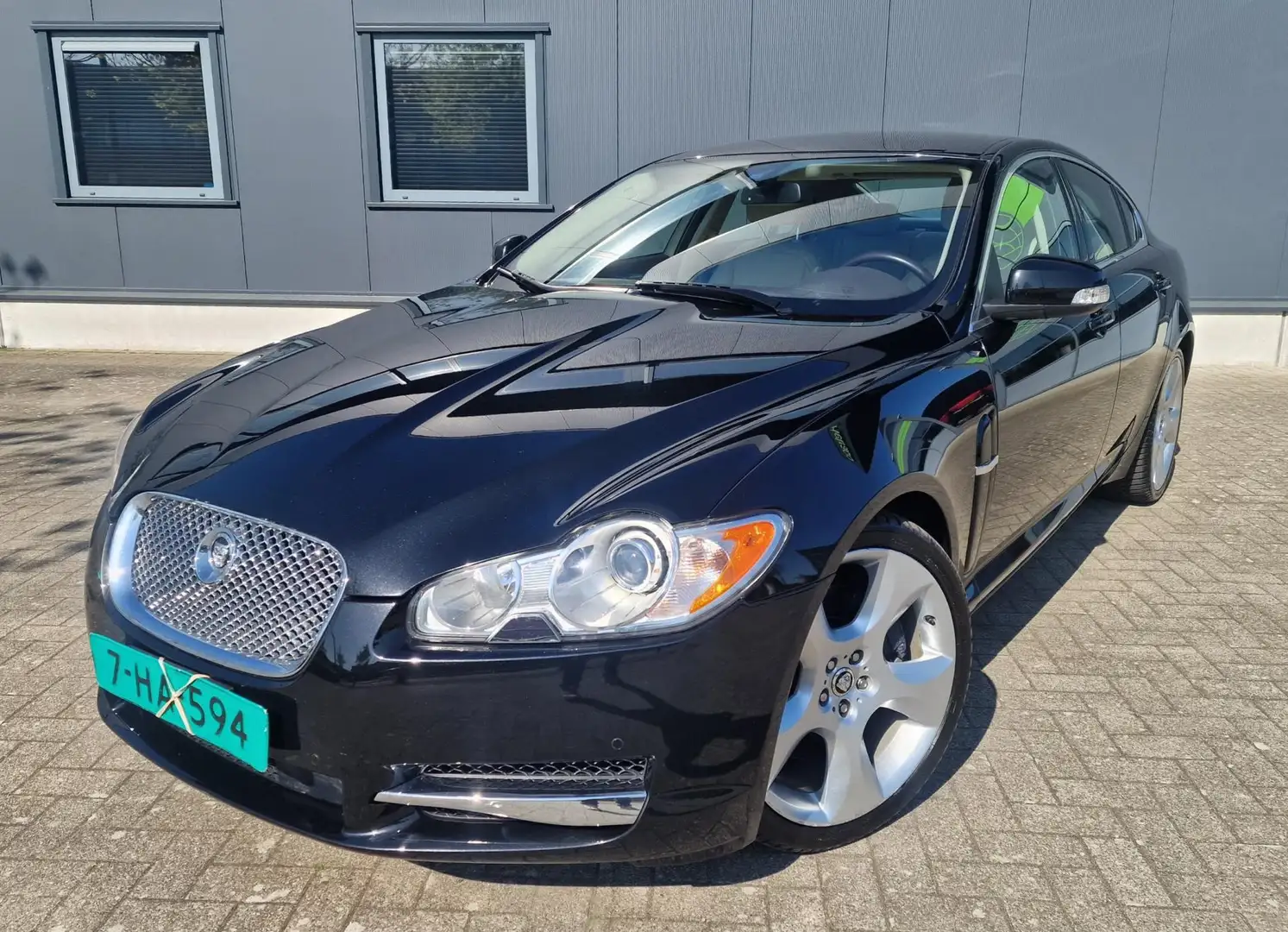 Jaguar XF 4.2 V8 SV8 Supercharged, netto € 15.250, TOP STAAT Zwart - 1