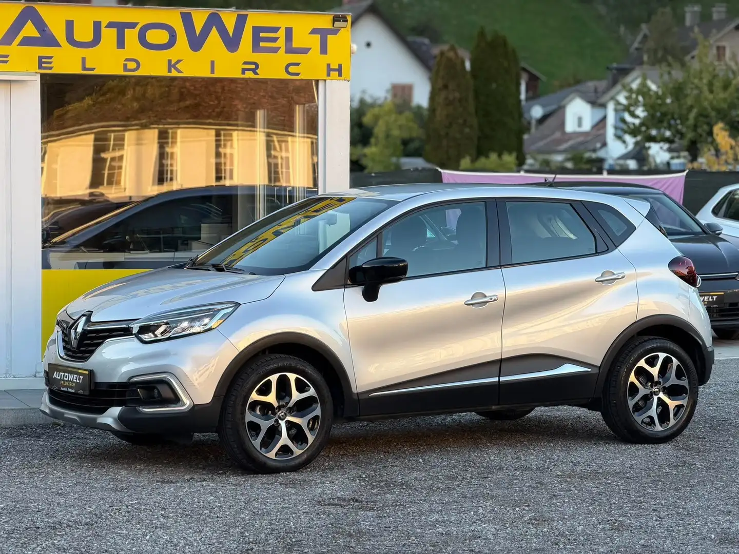 Renault Captur Intens Benzin *WENIG KILOMETER *RFK *TEMPOMAT Grau - 1