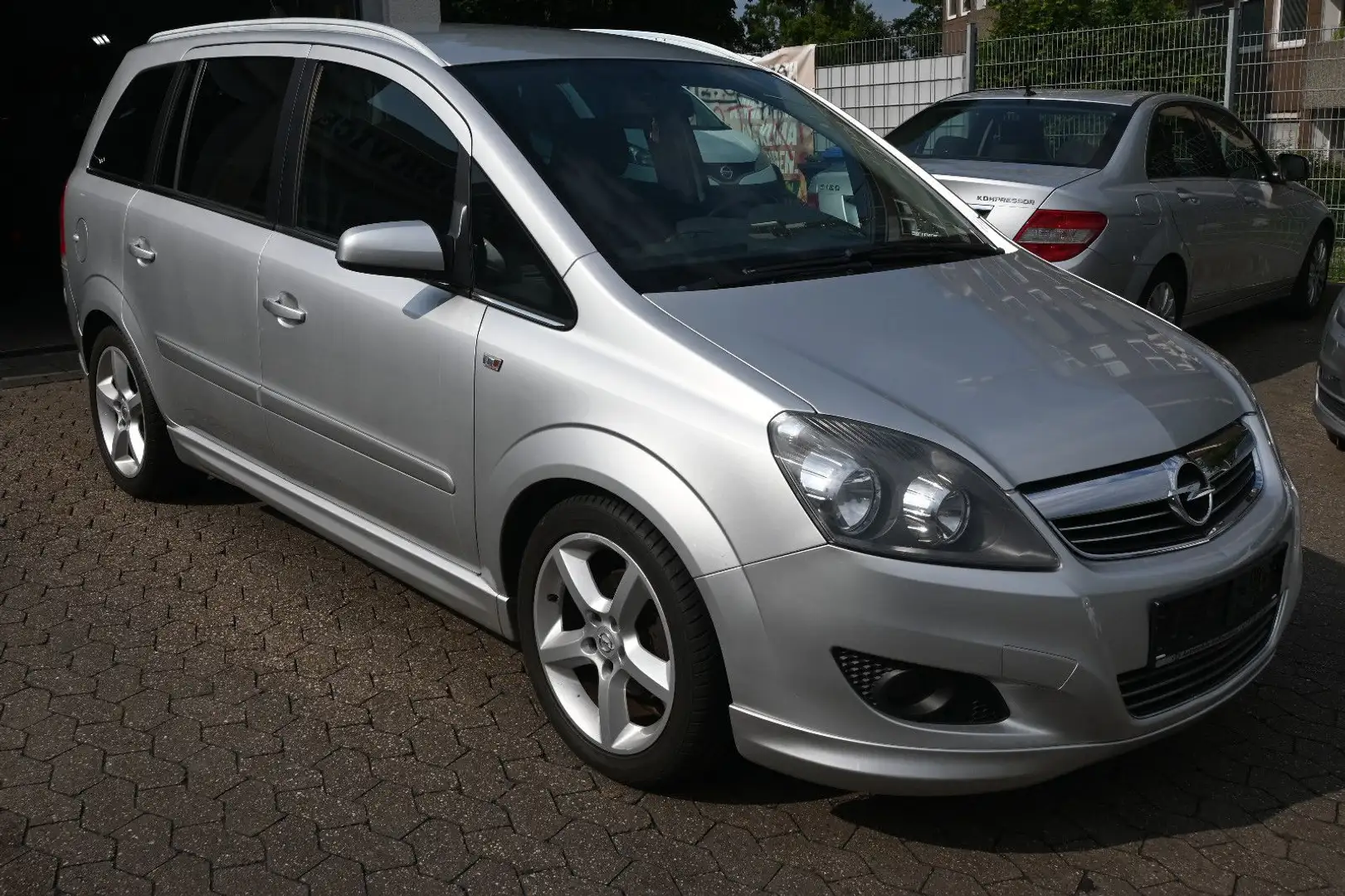 Opel Zafira B *7-Sitzer*Tempo*Navi*Sport*Tüv neu Gris - 2