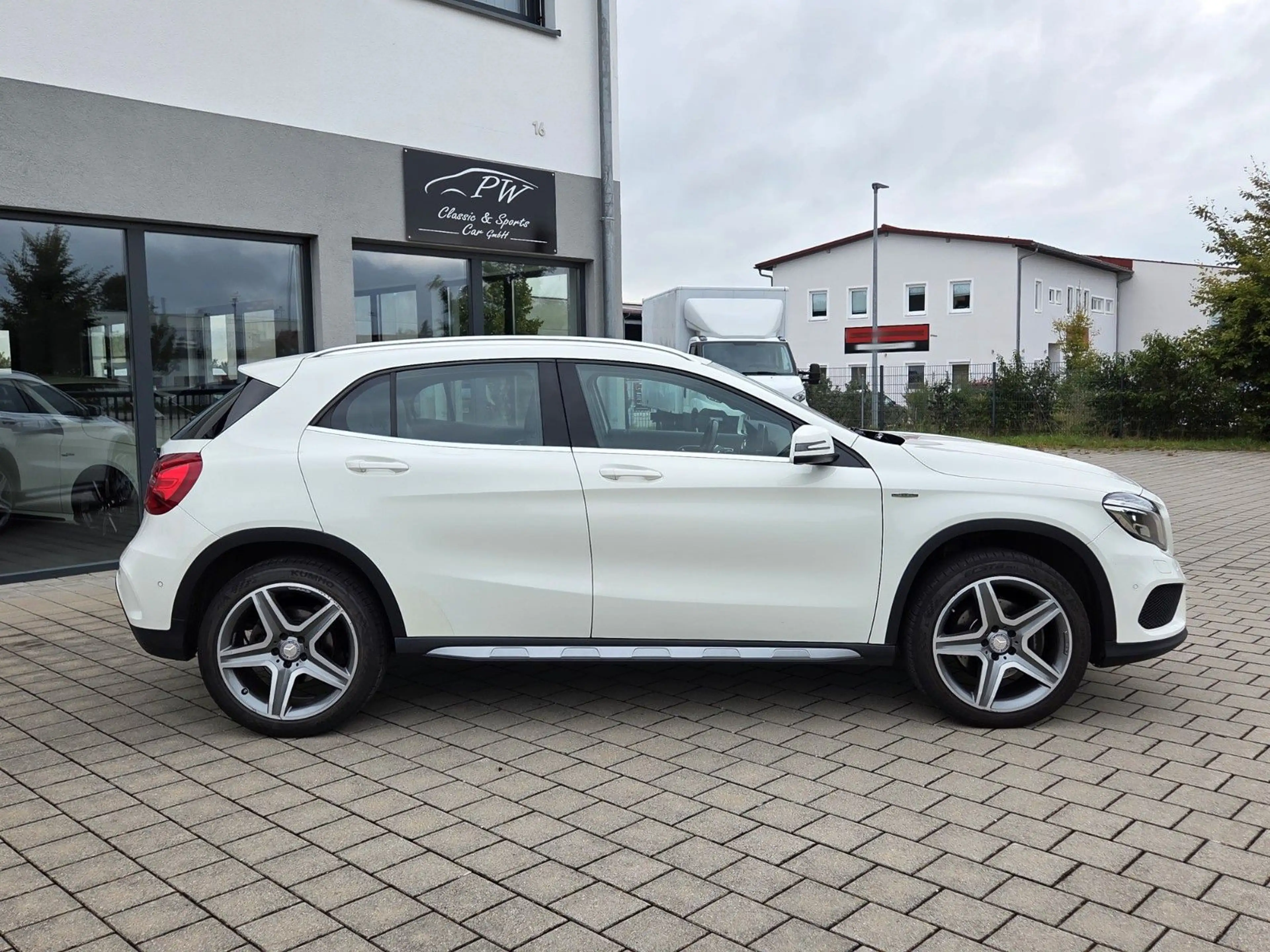 Mercedes-Benz GLA 250 4Matic Street Style, AMG Line, Kamera — photo 3