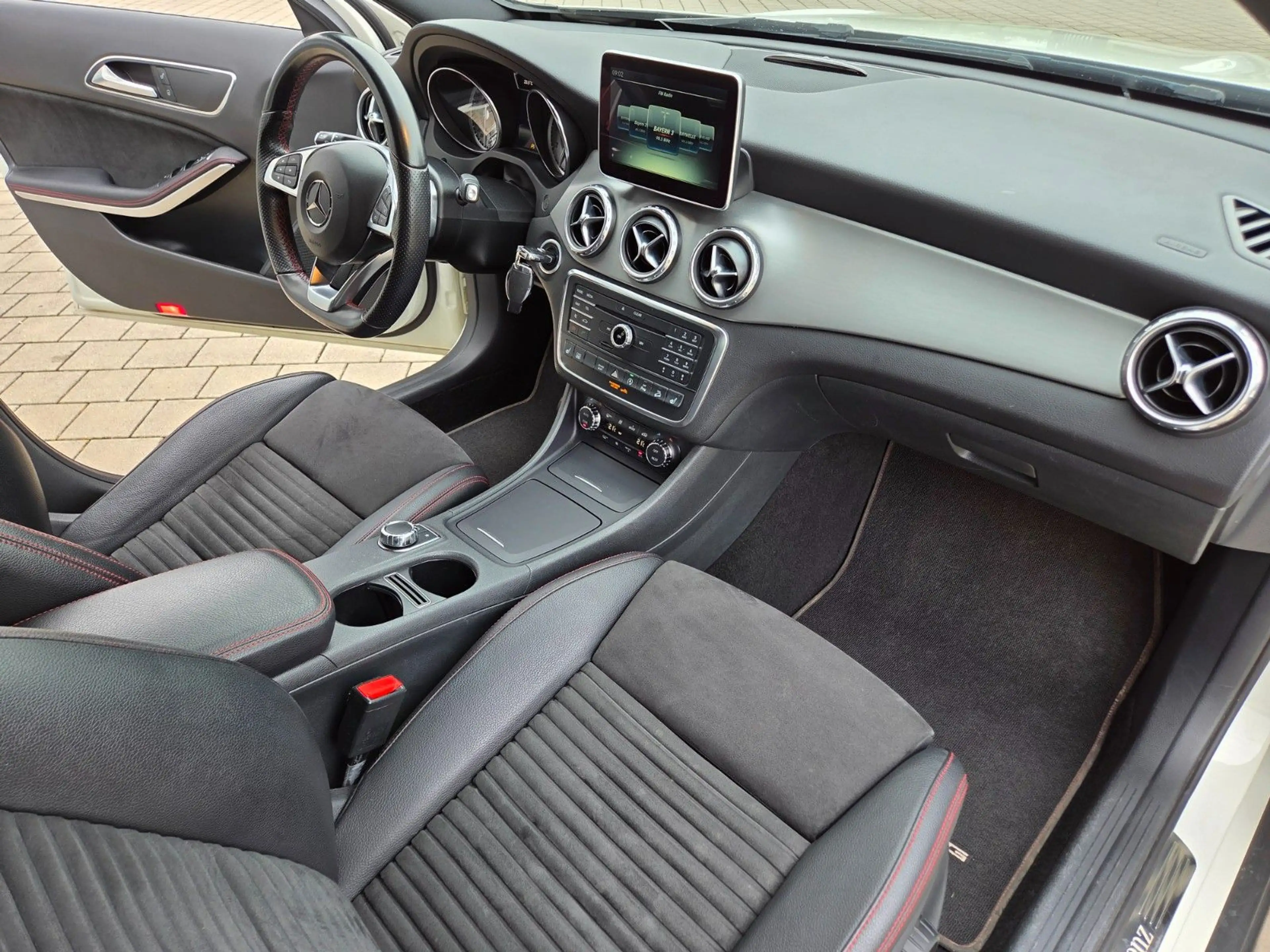 Mercedes-Benz GLA 250 4Matic Street Style, AMG Line, Kamera — photo 13