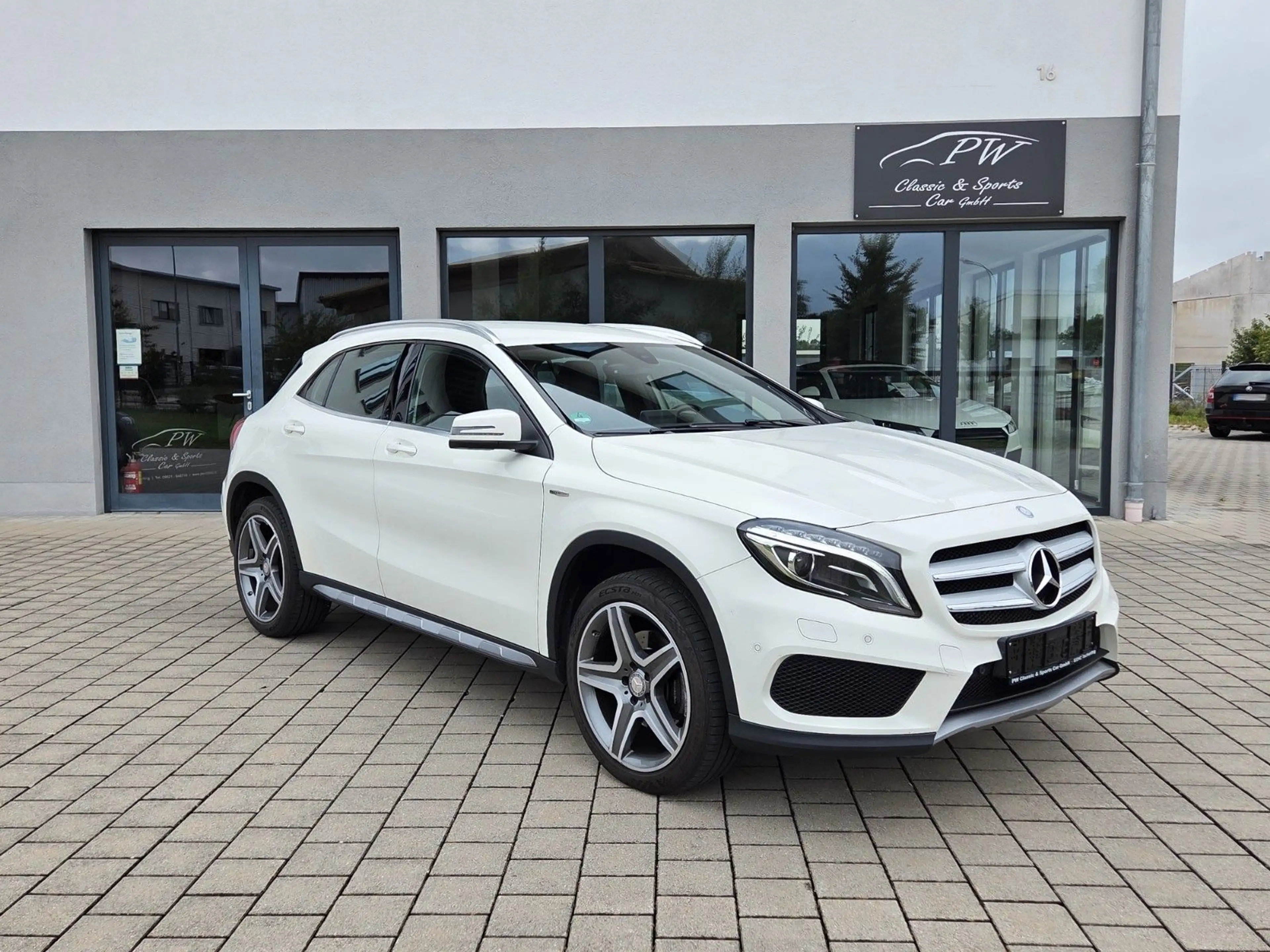Mercedes-Benz GLA 250 4Matic Street Style, AMG Line, Kamera — photo 2