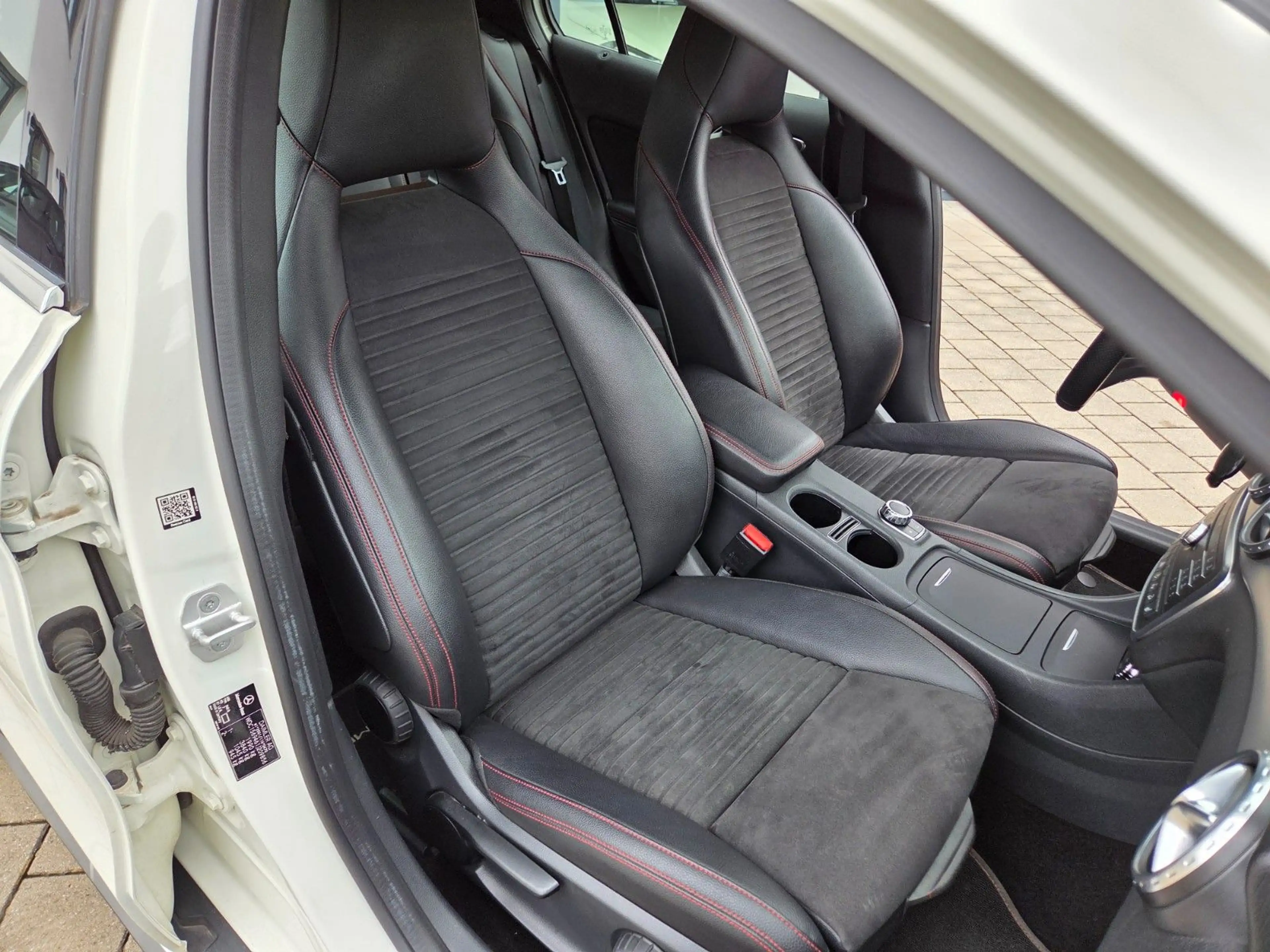 Mercedes-Benz GLA 250 4Matic Street Style, AMG Line, Kamera — photo 12