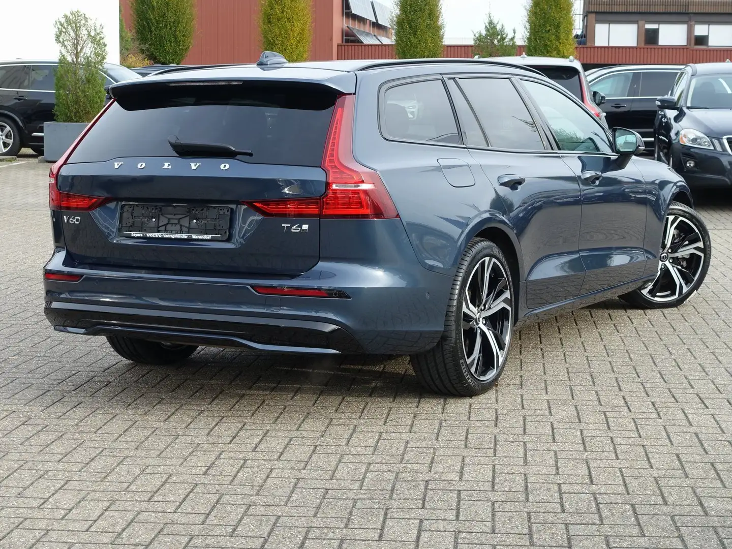 Volvo V60 Plus Dark T6 AWD Plug-in Hybrid/360°Cam/Pano Blau - 2