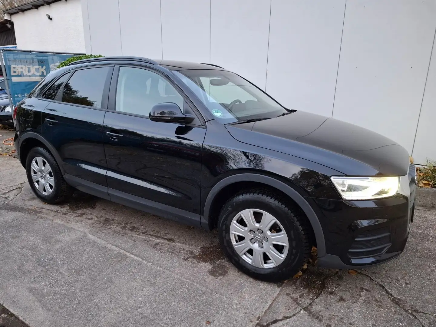 Audi Q3 1. Hand top Zustand wenig Km Noir - 1