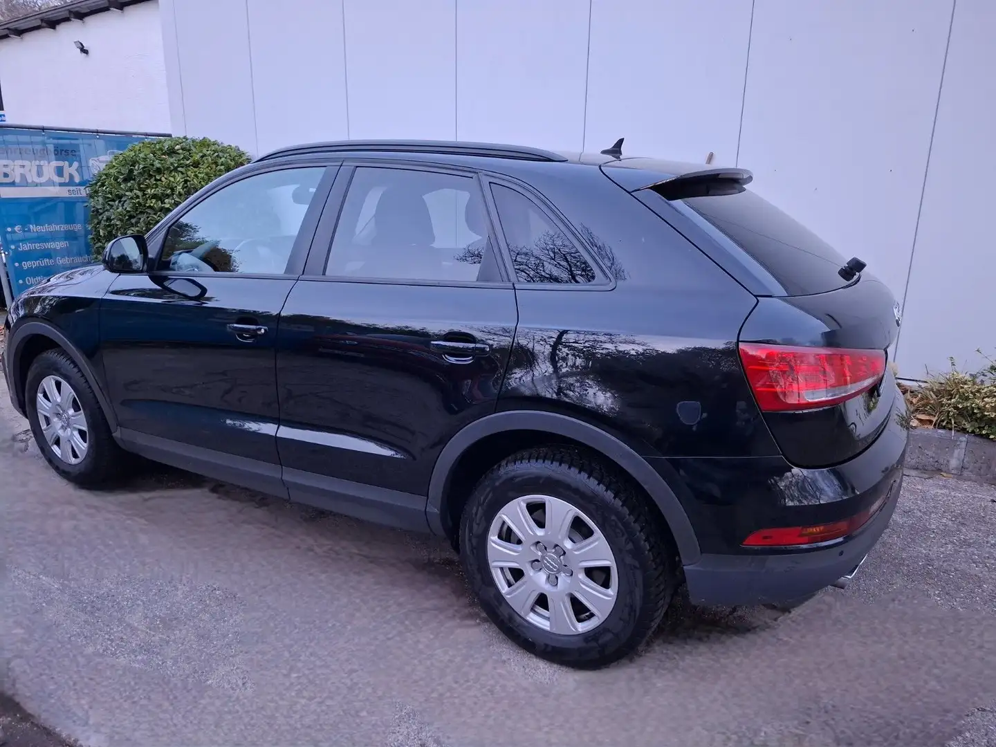 Audi Q3 1. Hand top Zustand wenig Km Schwarz - 2