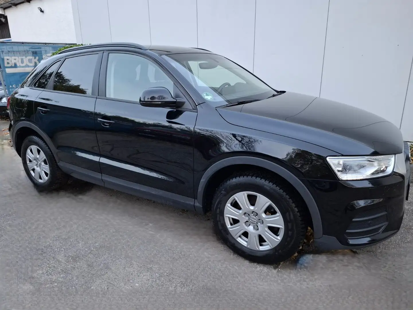 Audi Q3 1. Hand top Zustand wenig Km Schwarz - 1