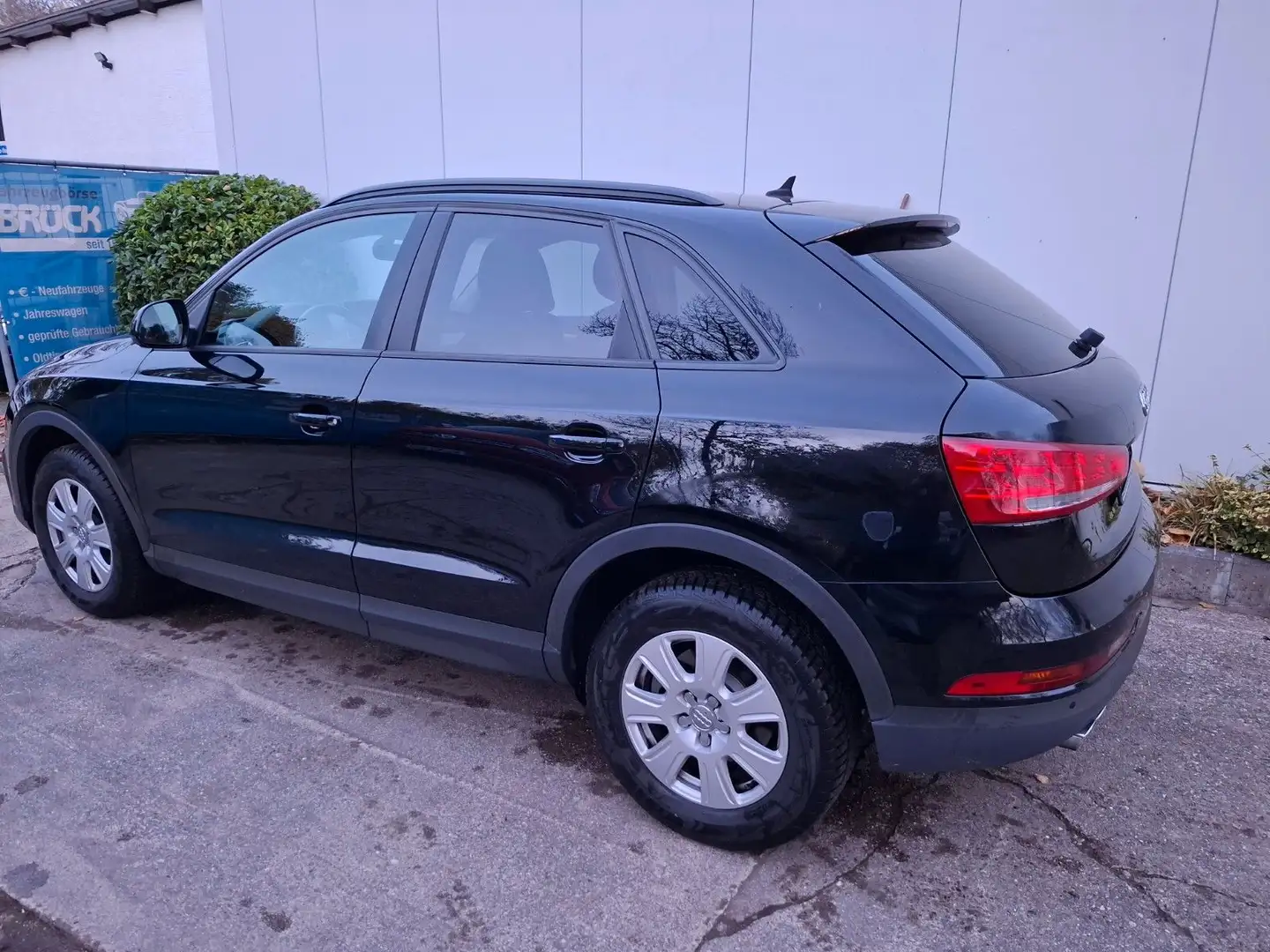 Audi Q3 1. Hand top Zustand wenig Km Noir - 2